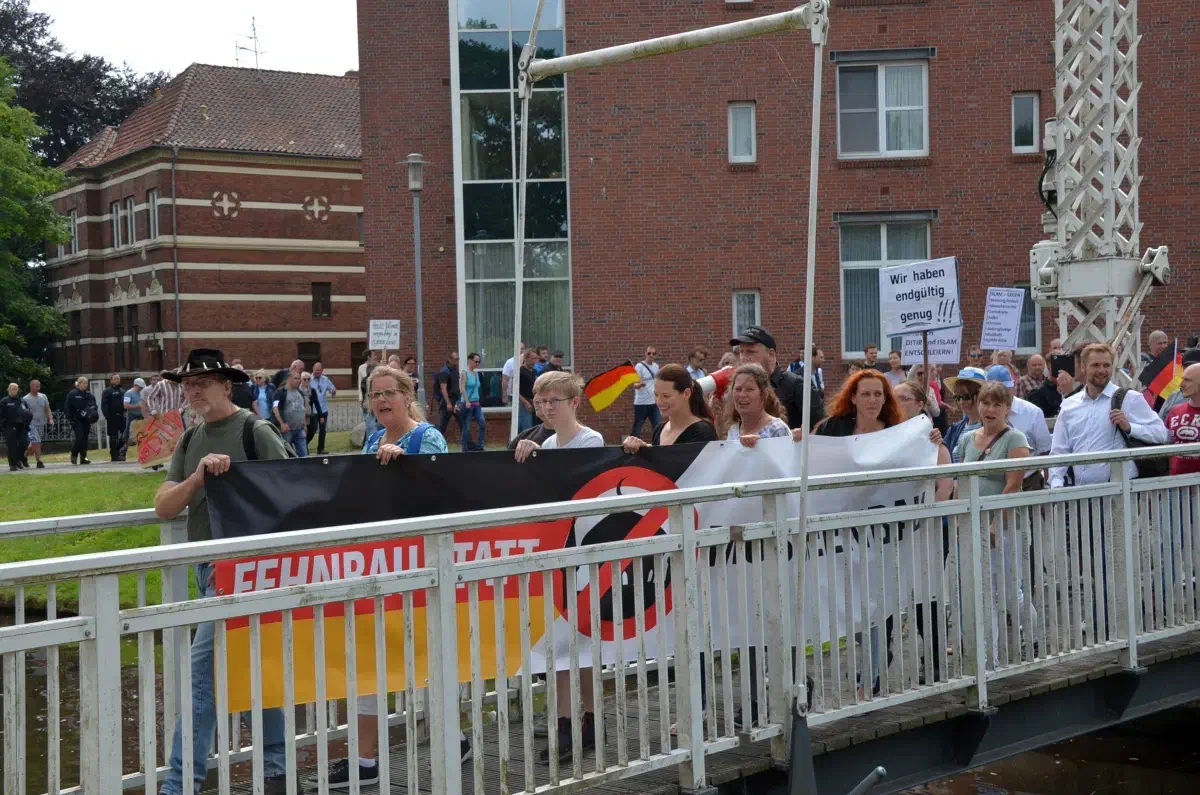 Nach der Kundgebung folgte eine Demonstration, die allerdings über enge Brücken führte und eine extrem kurze Strecke aufwies. Der Gang dauerte keine 5 Minuten.