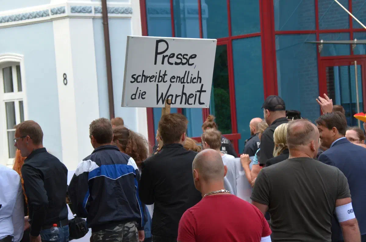 Wie schon beim "Frauenmarsch" in Delmenhorst forderten die Teilnehmer*innen "die Presse" auf, endlich die "Warheit" zu schreiben (Fehler im Original).