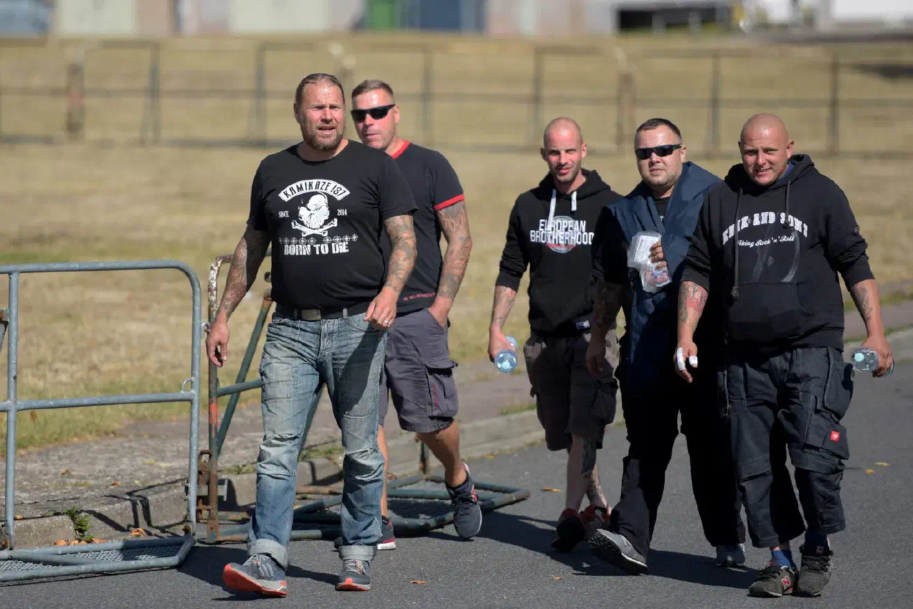 Wie bereits in den Vorjahren übernahmen Neonaziaktivisten aus den Strukturen der Neonazivereinigung "Arische Bruderschaft" (AB) den einen Teil des Aufbaus am vergangenen Wochenende.