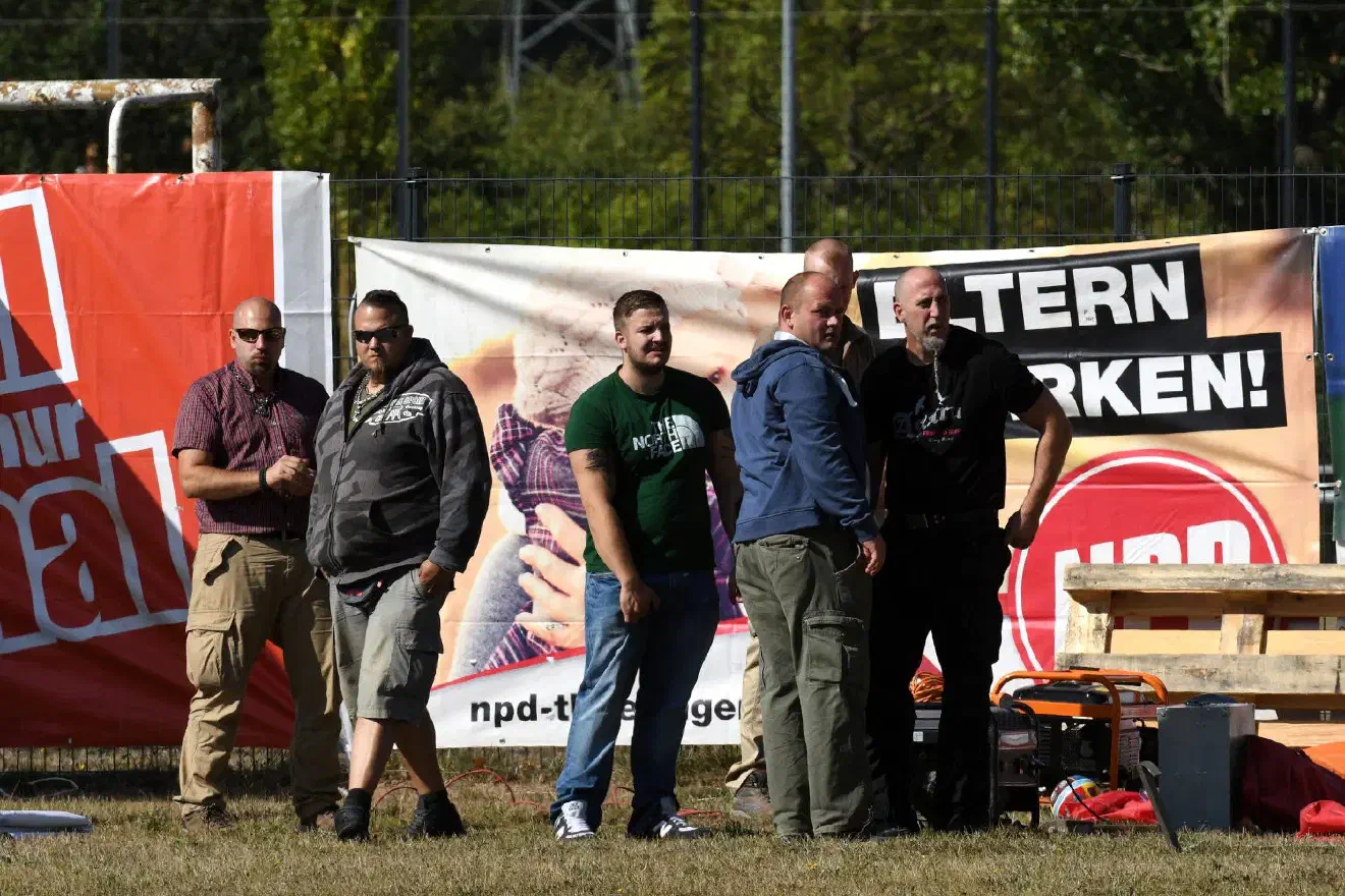 Bildmitte: Gianluca Bruno. Das Mitglied im niedersächsischen NPD-Landesvorstand trat bereits ebenfalls im Zusammenhang mit der "Arischen Bruderschaft" wie auch der neonazistischen "Kameradschaft Northeim", welche sich ebenfalls um den Neonazifunktionär Thorsten Heise gruppiert in Erscheinung. Im Januar 2016 soll Bruno an einem Angriff von etwa 200 Neonazis auf den linksalternativen Stadtteil Connewitz in Leipzig beteiligt gewesen sein. Im April diesen Jahres soll Bruno an einem Überfall auf zwei Fotografen beteiligt gewesen sein bei dem diese schwer verletzt wurden.