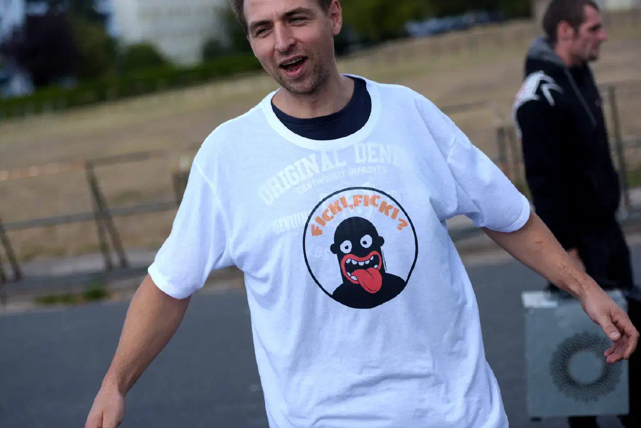 Teilnehmer mit rassistischem Propaganda-Shirt. Als Urheber der rassistischen Motive gilt Sven Liebich aus Halle, welche diese unter anderem als Aufkleber über einen Versandhandelt vertreibt.