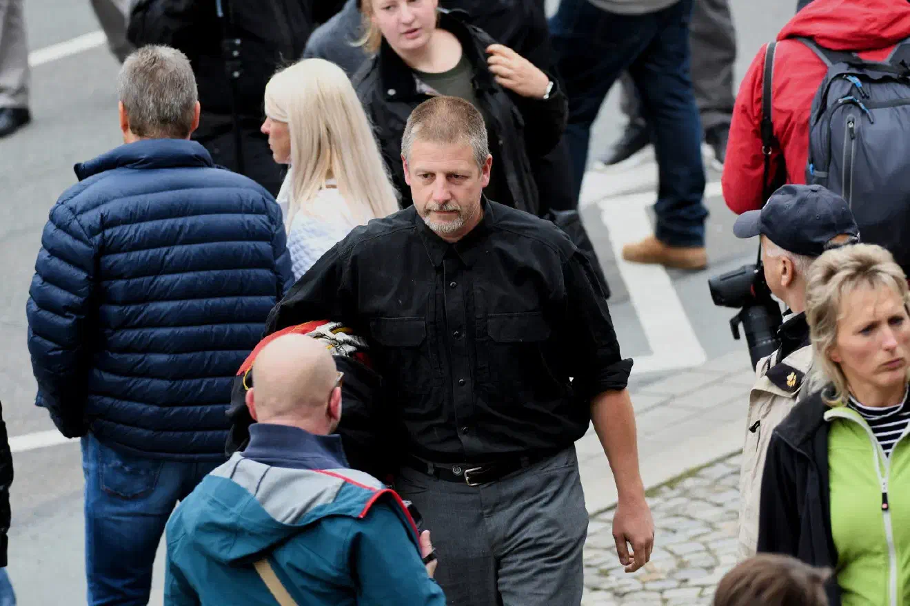 Auch Götz Kubitschek (Bildmitte) vom Institut für Staatspolitik (IfS) fand sich am vergangenen Samstag in Chemnitz ein. Das IfS wird den Strukturen der soganennten "Neuen Rechten" zugerechnet und vertritt rechtspopulistische bis hin zu neofaschistischen Positionen. Ziel des IfS ist es den politischen Diskurs zu beeinflußen.