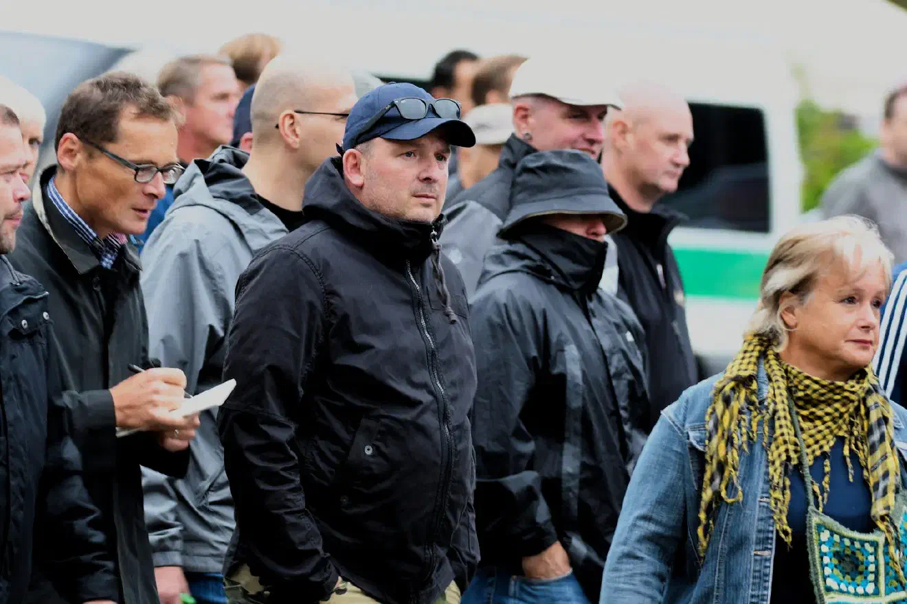 Bildmitte: Einer der mutmaßlichen Koordinatoren der organisierten Angriffe auf Journalist*innen. Kleine Gruppen von zwei bis vier Personen wurden augenscheinlich durch Neonazis mit Informationen über unliebsame Journalist*innen versorgt. Mehrfach kam es zu dem Versuch diesen Journalist*innen habhaft zu werden.