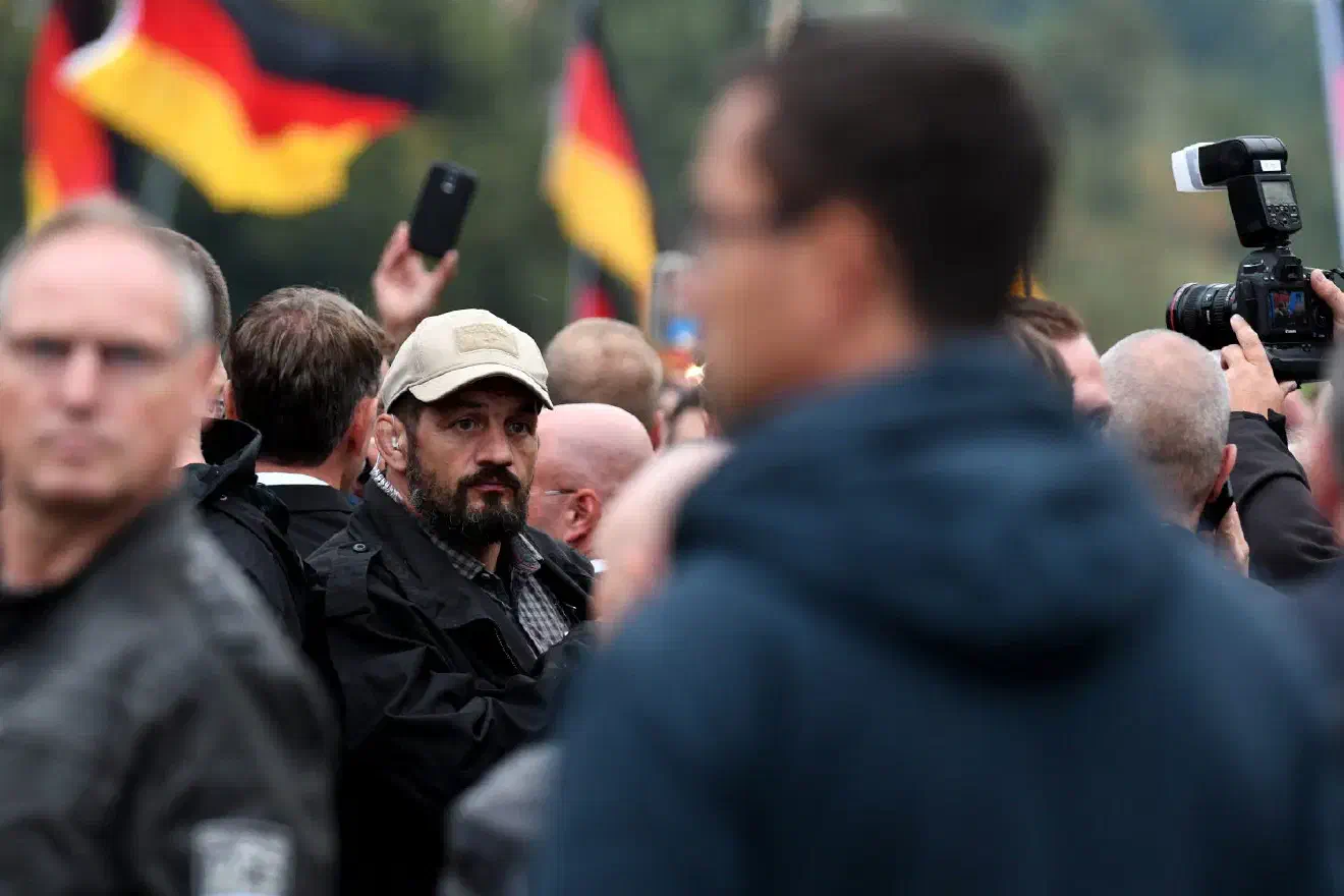 Zuvor hatten sich die Teilnehmer*innen der "PRO Chemnitz" Veranstaltung mit Teilnehmer*innen eines "AfD-Trauermarsches" zusammengeschlossen.