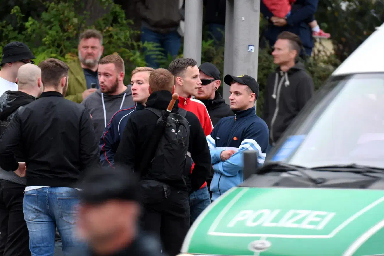 Der thüringische AfD-Landesvorsitzende löste die Veranstaltung angesicht der Blockade schließlich auf. Ein Umstand welche die organisierte Neonaziszene ihrerseits zu nutzen suchte.