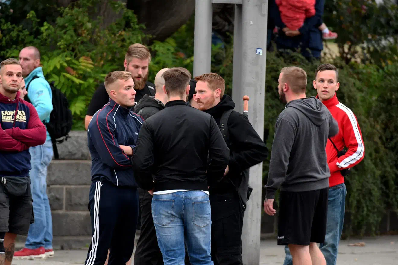 Neonazis wie Christian Fischer (rechts, schwarze Kleidung) scharrten Kleinstgruppen zusammen und verteilten Instruktionen.