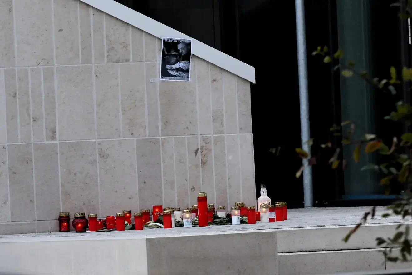 Etwa 250 Personen aus der Neonazi- und Hooliganszene versammelten sich daraufhin zu einem Gedenkmarsch in der Stadt.