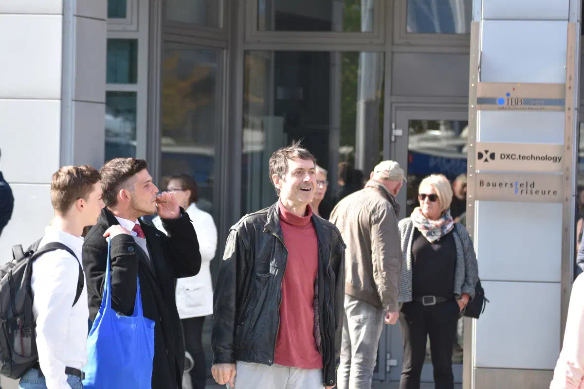 Der Oldenburger Rechtsanwalt Gerhard Vierfuß scheint von den Menschenmassen überrascht zu sein.