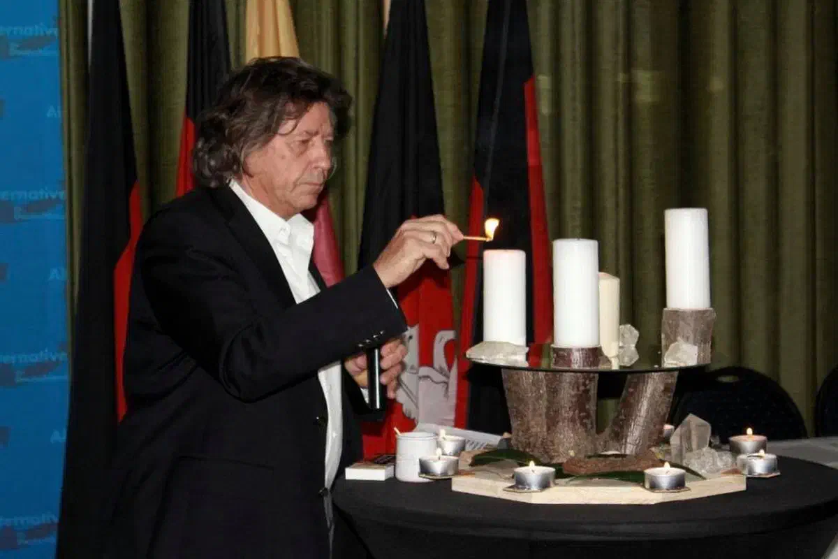 Beim angekündigten „hochwertigen Kulturprogramm“  durfte auch der Adventskranz nicht fehlen. Dr. Klaus Eikemeier , AfD-Mitglied aus Hannover, der die Kerzen entzündete, kann auf eine bewegte rechte Vergangenheit zurückschauen .