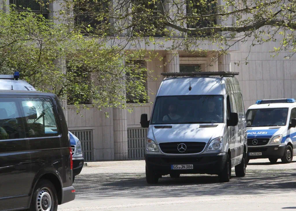 Gerade einmal 10 Personen entstiegen den beiden Fahrzeugen, mit denen die Wahlkämpfer um Carsten Dicty angereist waren – nicht einmal genug Personal, um die mitgebrachten Transparente halten zu können.