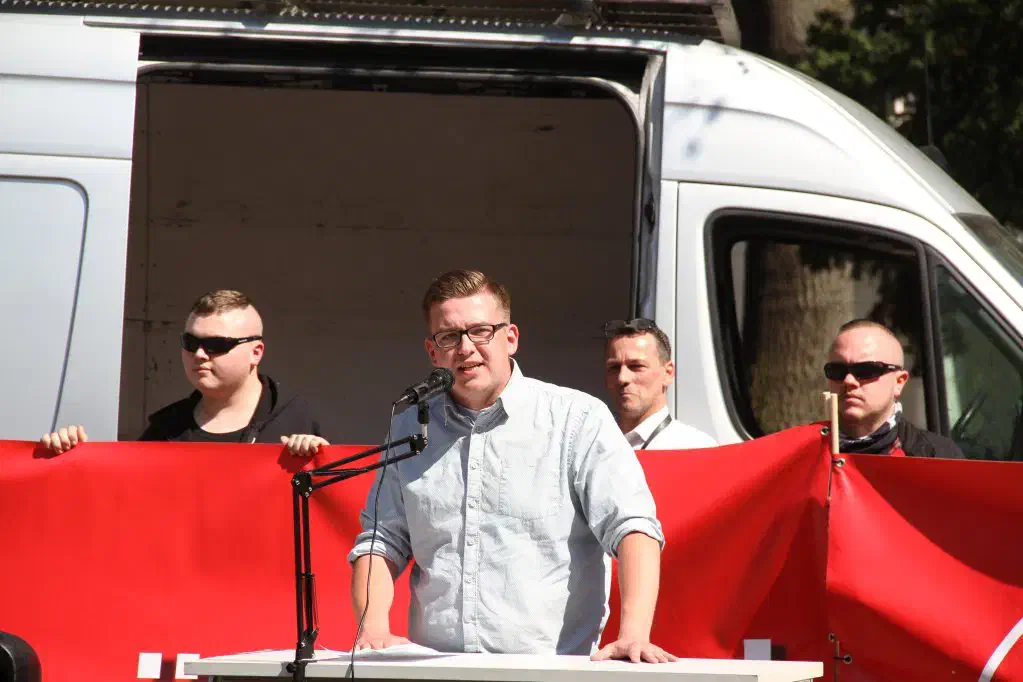 Als erster Redner trat in Hannover Sebastian Weigler, Vorsitzender dsr Landesverbandes Nord der Jungen Nationalisten, auf. Weigler, der keinerlei konkrete Aussagen zum Wahlprogramm der NPD machen konnte sondern lediglich  die üblichen Klagen  über "Identitätsverlust" und "Multikultiwahn" hören ließ, war übrigens das einzige Mitglied des NPD-Landesvorstandes, das sich an diesem Tag bei den Kundgebungen sehen ließ.