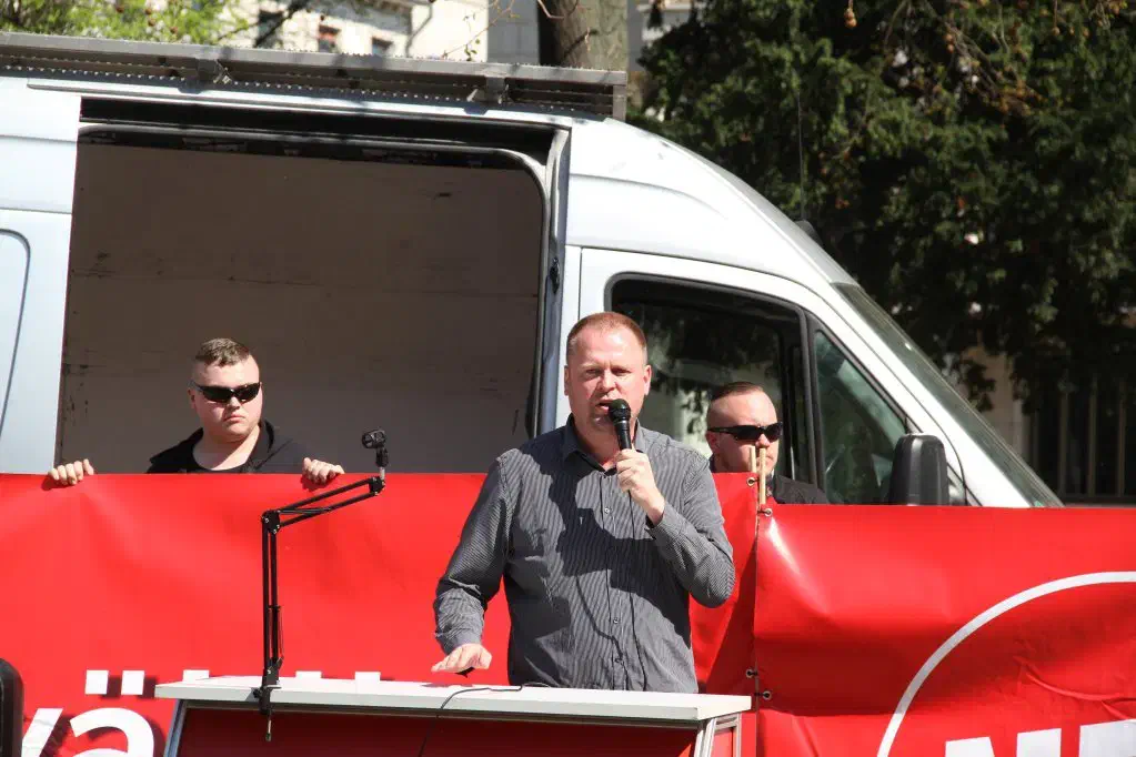 Hauptredner war Ronny Zasowsk aus Brandenburg, der stellvertretende NPD Bundesvorsitzende und Europakandidat der NPD auf Listenplatz 2.  Zasowsk gelang es ebenfalls nicht in seiner Rede  irgendwelche konkreten Punkte aus dem Wahlprogramm der NPD anzusprechen, da auch er sich lediglich auf die These „Migration tötet“ konzentrierte und  darüberhinaus nur noch in der Lage war, die Teilnehmer*innen der zahlenmäßig starken Gegenkundgebung zu diffamieren.