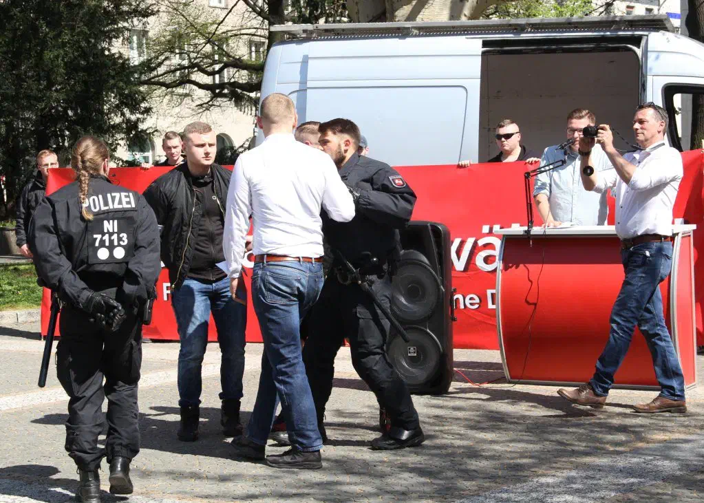 Die Kundgebung verlief nicht  ungestört, da es unzufriedenen Passant*innen mehrfach gelang ins Geschehen einzugreifen. Ein dritter geplanter Redebeitrag von Carsten Dicty fiel auf Grund der fortgeschrittenen Zeit aus.
