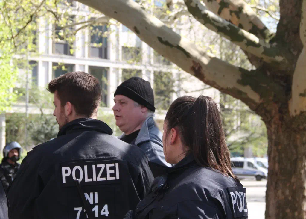Einer weiteren Person, die auch schon an der Kundgbung in Göttingen teilgenommen hatte, wurde in Hannover der Zutritt zur Versammlung verwehrt.