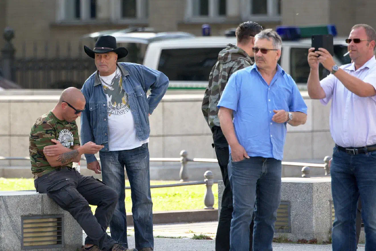 Jedoch wurde diese Vorhaben einige Stunden zuvor in Richtung Innenstadt auf den Simsonplatz verlegt. Dies war der insgesamt vierte Anlauf der Partei eine Kundgebung im Leipziger Stadtteil Connewitz durchzuführen.