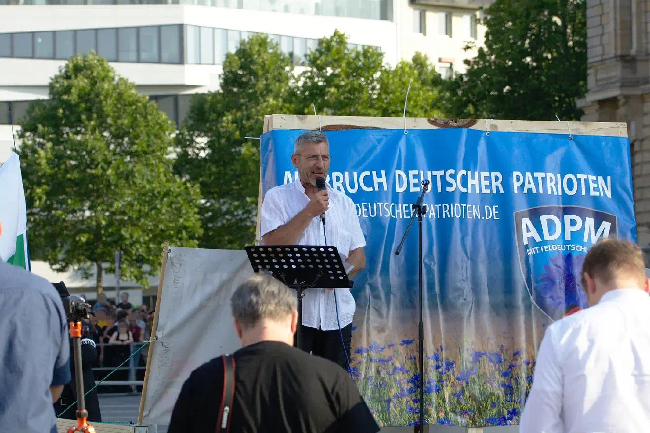 Nicos Chawales leugnete in seiner Rede den Klimawandel. Gelegentlich waren bei mehreren Redner*innen als antisemitisch deutbare Chiffren zu hören.