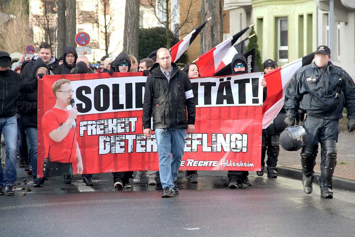 Auch an einer Solidaritätsdemonstration für den wegen Volksverhetzung inhaftierten Neonazi Dieter Riefling aus Söhlde im Jahr 2015 beteiligte sich Welge federführend.