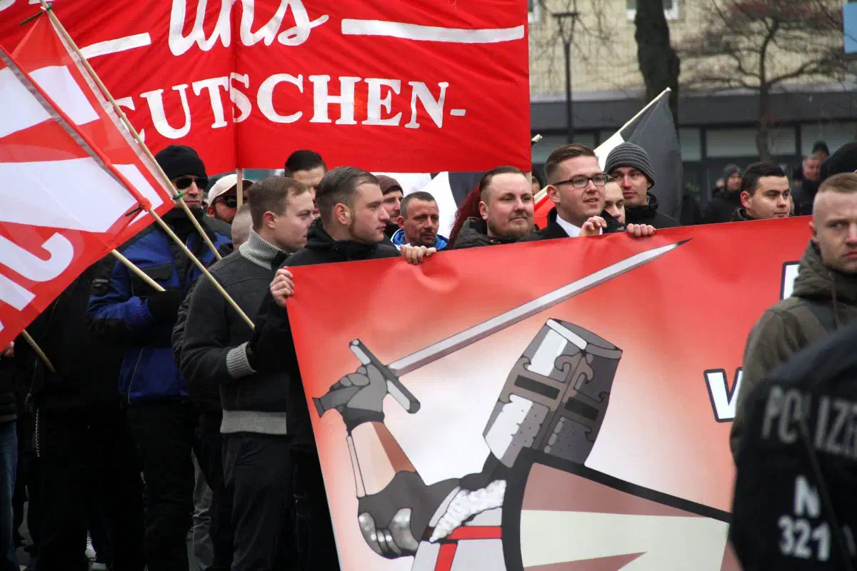 Ein Großteil der Aktivist*innen des inzwischen aufgelösten "Kreisverbandes Hildesheim" wechselte daraufhin zur NPD und ihrer Jugendorganisation (JN) über (hier bei einem JN-Aufmarsch 2018 in Salzgitter). Das traf die niedersächsische "Rechte" hart, waren doch zuvor bereits die beiden anderen niedersächsischen Kreisverbände von der Bildfläche verschwunden.