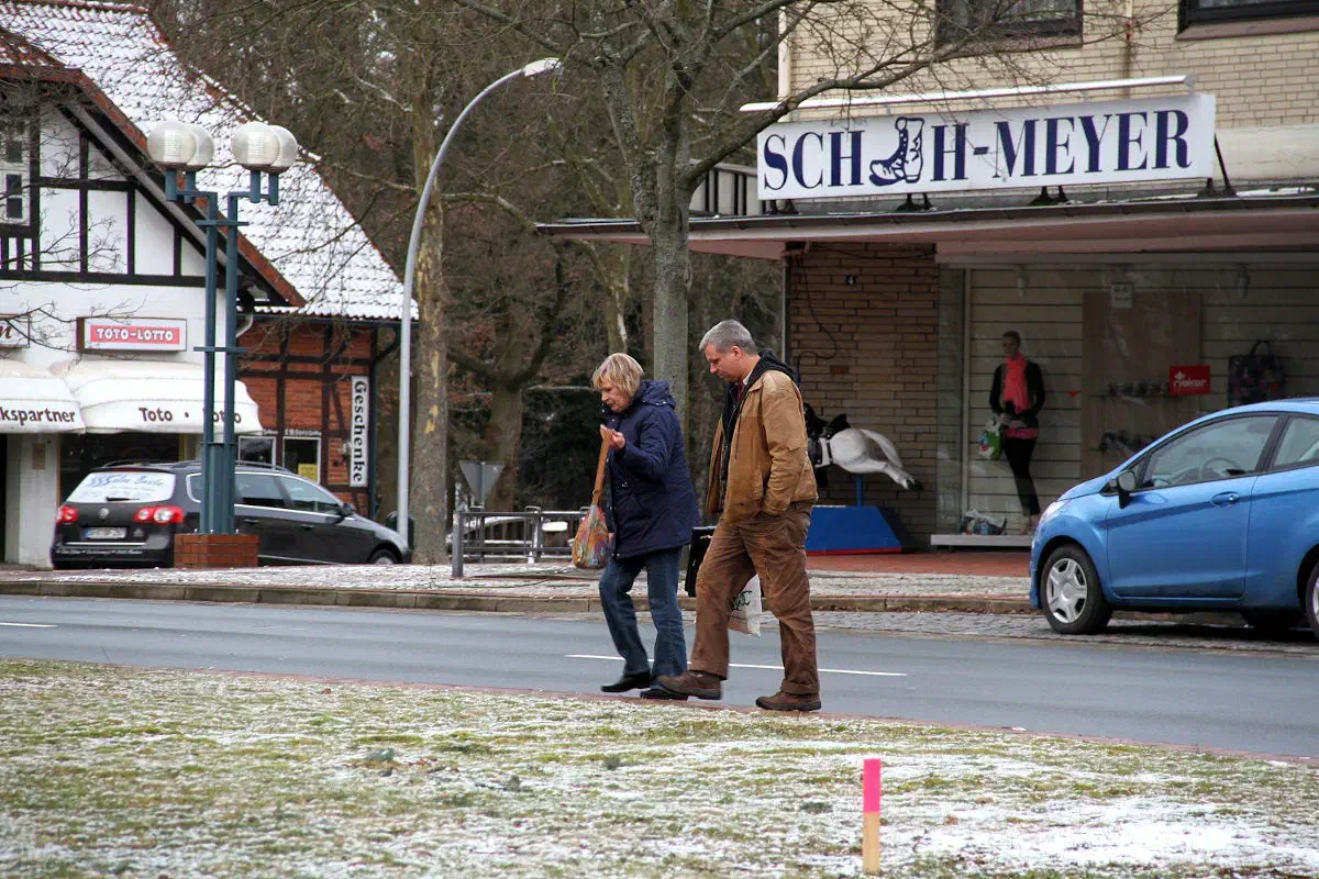Dabei startete die Partei "Die Rechte" in Niedersachsen durchaus offensiv: Im Februar 2013 wurden rasch hintereinander der "Kreisverband Heidekreis" und der niedersächsische Landesverband der Partei "Die Rechte" in Munster gegründet. Christian Worch (braune jacke) war als Mitglied des Bundesverbandes während der Gründungsveranstaltung persönlich in Munster anwesend.