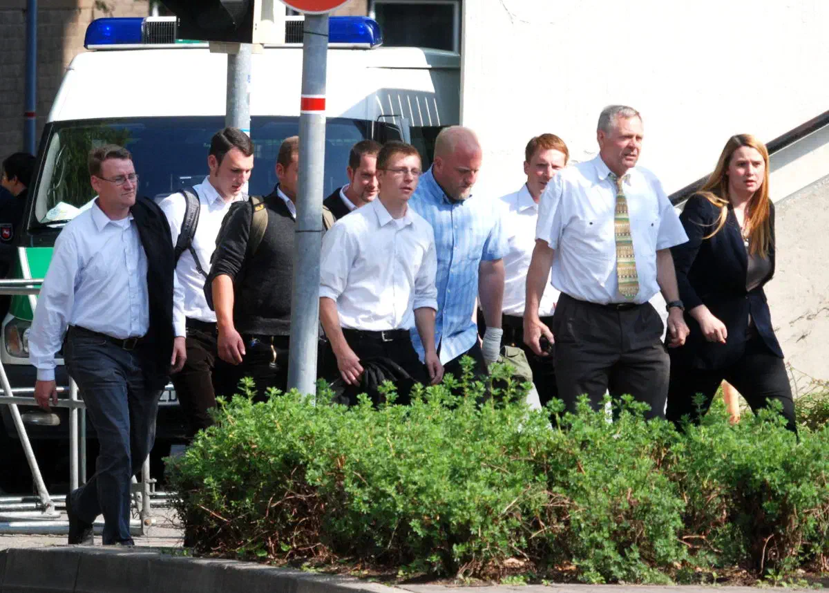 Auch Holger Niemann hatte zur Zeit seiner Wahl schon eine längere Karriere in der rechten Szene vorzuweisen. Niemann (hier, ganz links, während Landesparteitag der NPD in Northeim) agierte vor allem in den Strukturen der JN Lüneburg und dem NPD-Bundesordnerdienst.