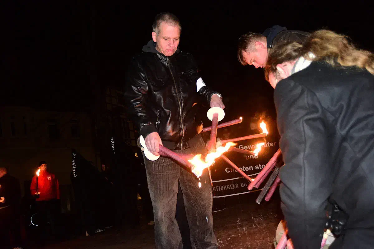 Trotz seiner Funktion als Landesbeauftragter der Partei in Niedersachsen gehört Holger Niemann selbst keinem Kreisverband der "Rechten" an sondern arbeitet als "Einzelkämpfer". (hier bei einem Fackelmarsch in Nienburg 2015 mit dem damaligen Bundesvorsitzenden Christian Worch und Michael Kurzeja, Bremen).