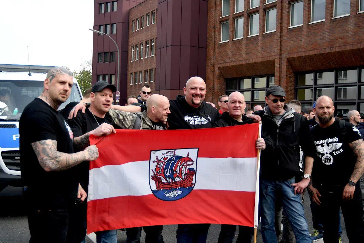 Erst im vergangenen Jahr gelang es Alexander von Malek (Bildmitte) in Bremerhaven einen Kreisverband zu installieren, der auch eine Zeit lang sichtbar war. Wie auch schon Walter und Kurzeja  war von Malek vorher für die NPD  aktiv. Nach dem miserablen Abschneiden bei der Senatswahl im Mai 2019 scheint aber auch hier die Arbeit eingestellt worden zu sein.