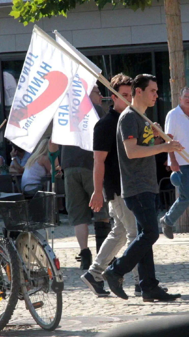 während sich draußen die ersten Demoteilnehmer*innen einfanden.