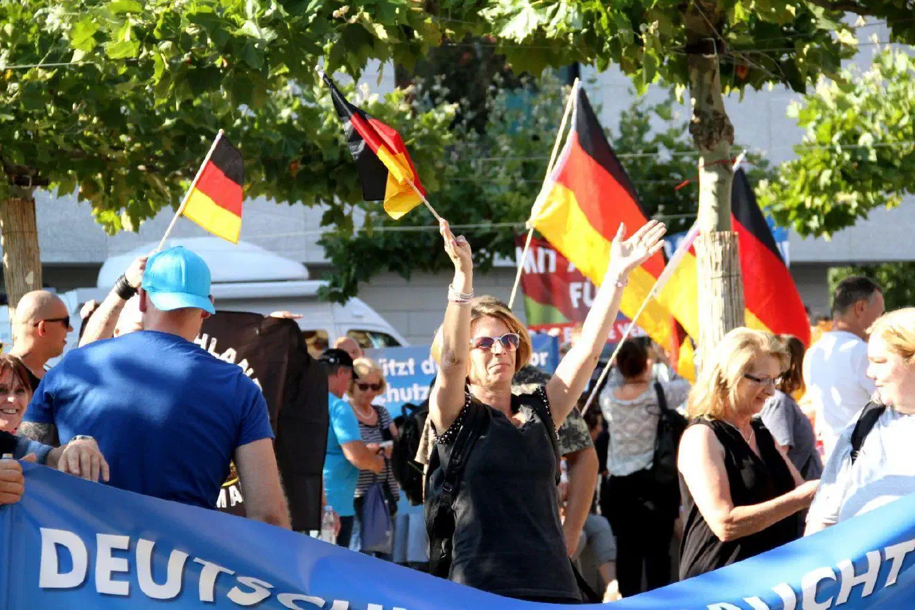Hinter der Polizeiabsperrung versammelten sich zahlreiche Gegendemonstrant*innen, die ihren Protest gegen die AfD-Veranstaltung lautstark vortrugen.
