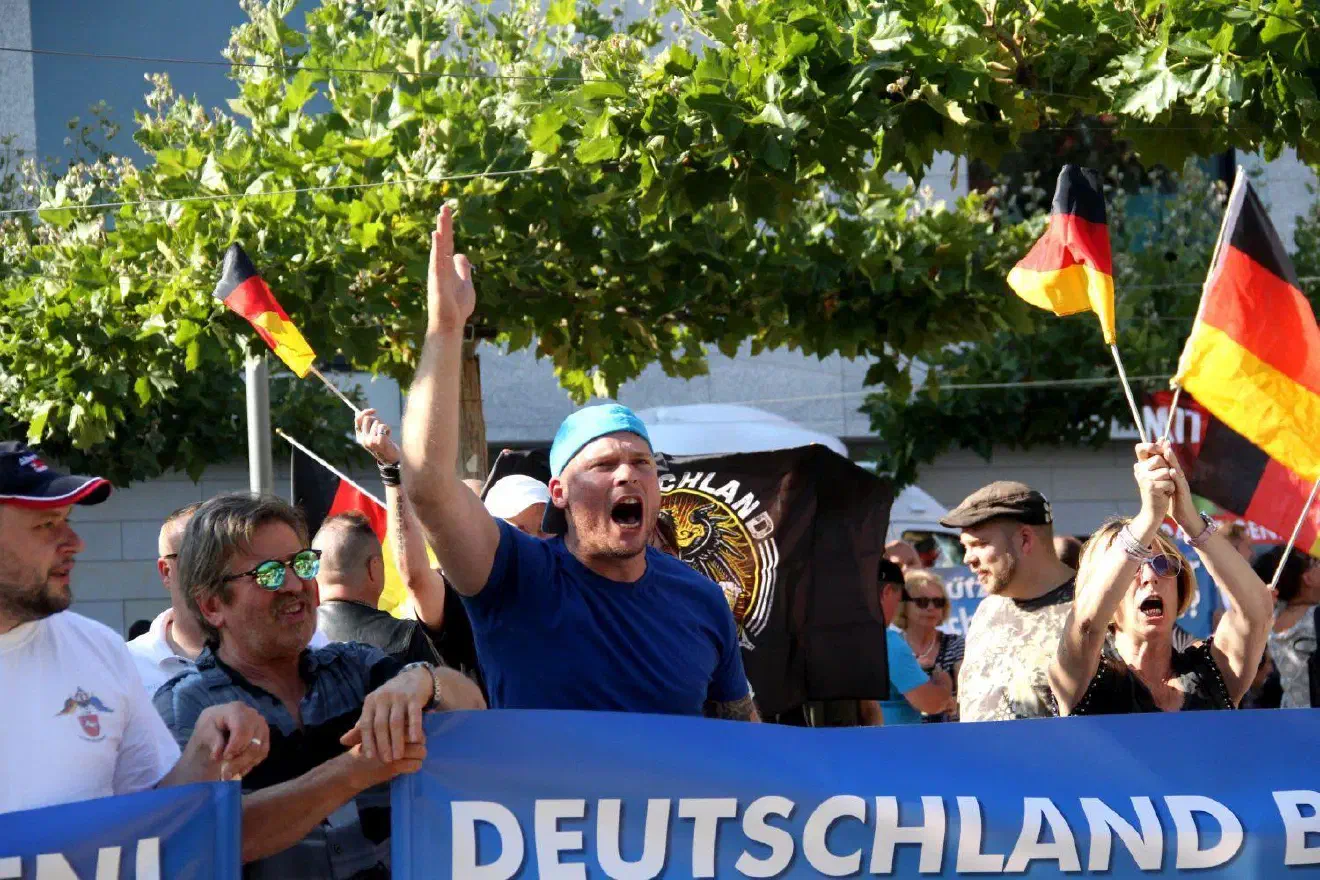 Immer wieder versuchten die Demonstrationteilnehmer*innen durch eigenes Skandieren den Protest zu übertönen.