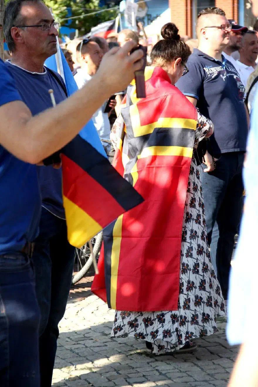 Die Wirmer-Flagge auf diesem Foto ist eigentlich Symbol der deutschen Widerstandsbewegung um den 20.Juli 1944. 1999 proklamierte  der Rechtsextremist Reinhold Oberlercher, der Vordenker des „Deutschen Kollegs“, die Flagge als Symbol für das von Rechtsextremisten erstrebten 4. Reich. Seit 2014 ist die Flagge verstärkt auf Pegida-Demonstrationen zu sehen.