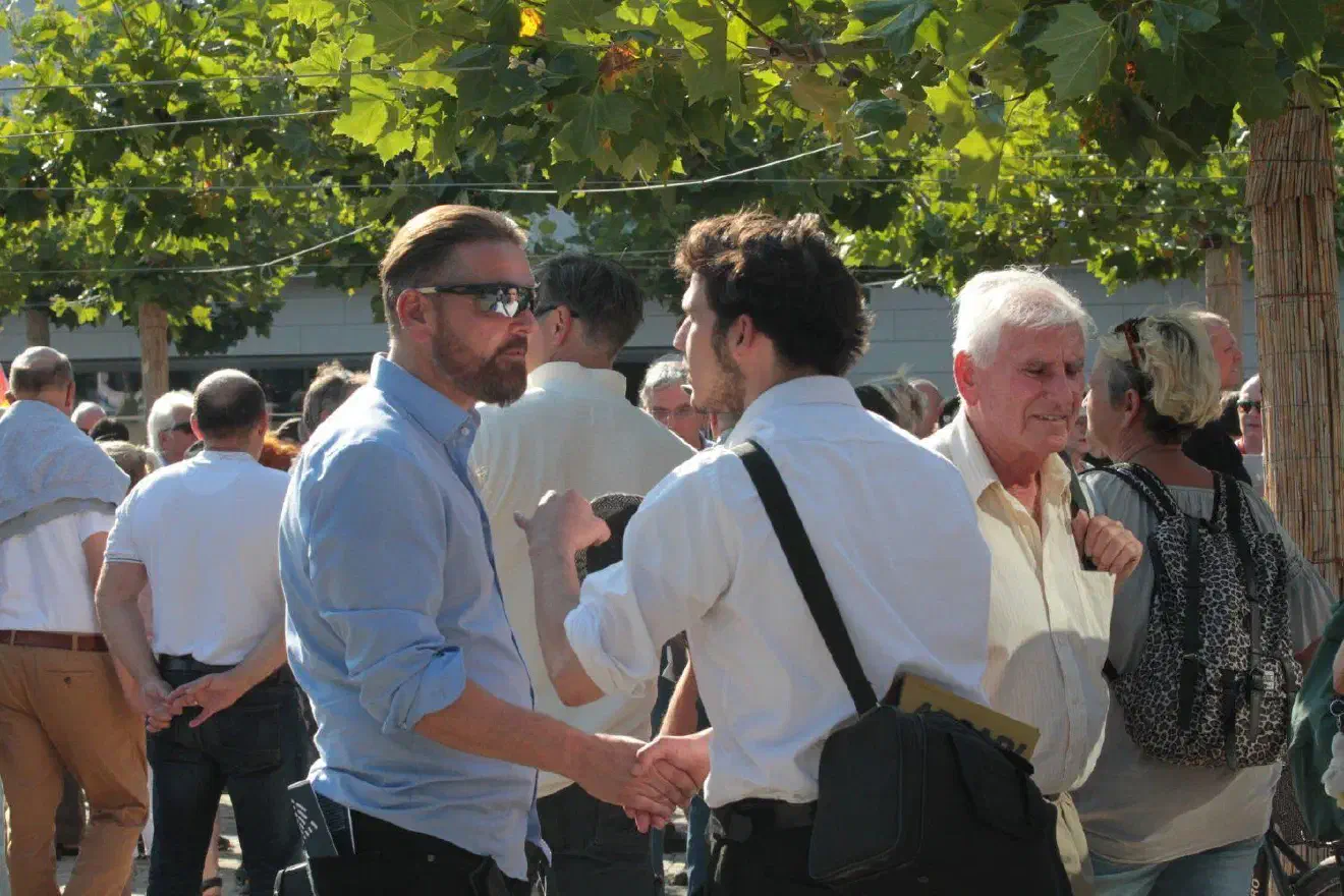 Christoph Merkel vom AfD-KV Leer mit einem Arcadi-Magazin in der Tasche. Arcadi wird vom Sprecher des  AfD-KV Leverkusen  Yannick Noé als rechtes Livestyle-Magazin herausgegeben, das sich als publizistisches Projekt für unerfahrene „junge Menschen“ sieht.  Die Erstausgabe erschien im Oktober 2017 „mit Freundlicher Unterstützung von Einprozent.de“ (Fehler im Original). Den zahlreichen Autoren der rechten, vor allem identitären Szene, unter anderem Chris Zloch alias Chris Ares und Mario Müller (Kontrakultur) wird Raum geboten.