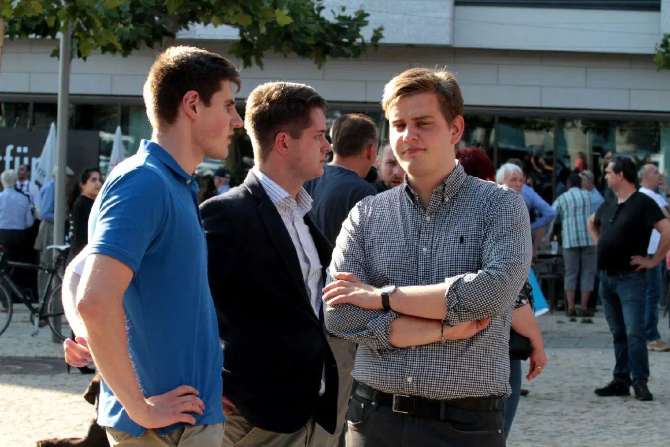 Auch der frühere Vorsitzende der „Jungen Alternative“ Niedersachsen Sören Hauptstein (links) wirkte als Ordner mit. Nach seiner Abwahl als Landesvorsitzender wechselte Hauptstein wie viele der damaligen JA-Mitglieder in die Mutterpartei.