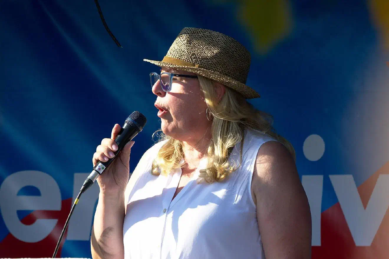 Delia Klages, Vorsitzende des Kreisverbandes Weserbergland, bezeichnete sich als Ideengeberin für die Veranstaltung. Sie kann – wie die meisten der folgenden Redner-  dem Pegasus zugerechnet werden.  Und genau wie die folgenden Redner versuchte sie die Stimmung aufzuheizen und durch Verallgemeinerung und alternative Fakten gegen Flüchtlinge zu hetzen.