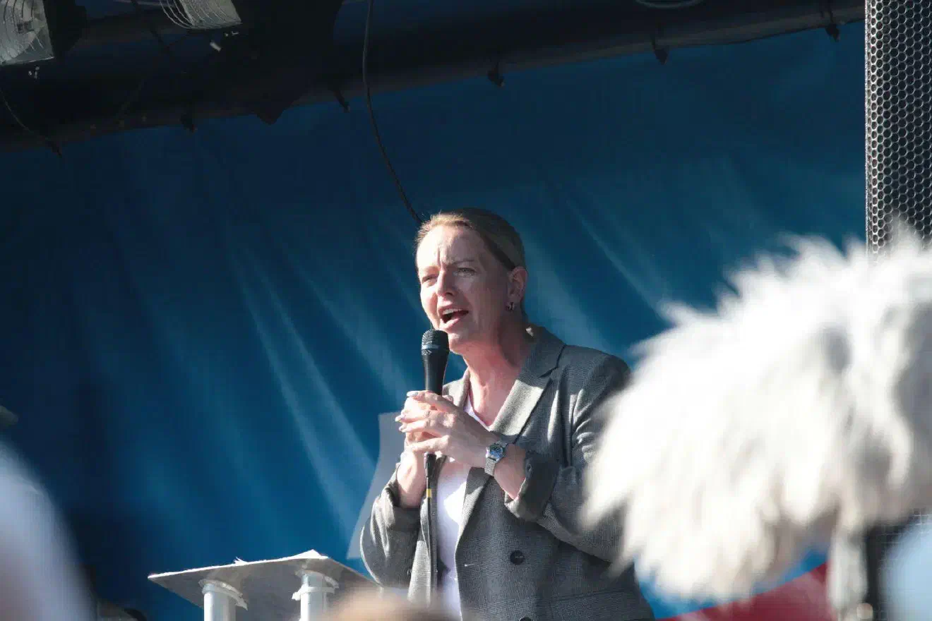 Wie schon in den Werbevideos spielte die Landesvorsitzende Dana Guth auch bei der Veranstaltung nur eine untergeordnete Rolle. Zwar durfte sie bei der Auftaktkundgebung reden und auch am Fronttransparent gehen, trotzdem war deutlich zu merken, dass auf dieser Veranstaltung andere das Zepter in der Hand hielten. Auch wenn sie versuchte in ihre Rede radikalere Töne einfließen zu lassen, blieb der Applaus eher verhalten.