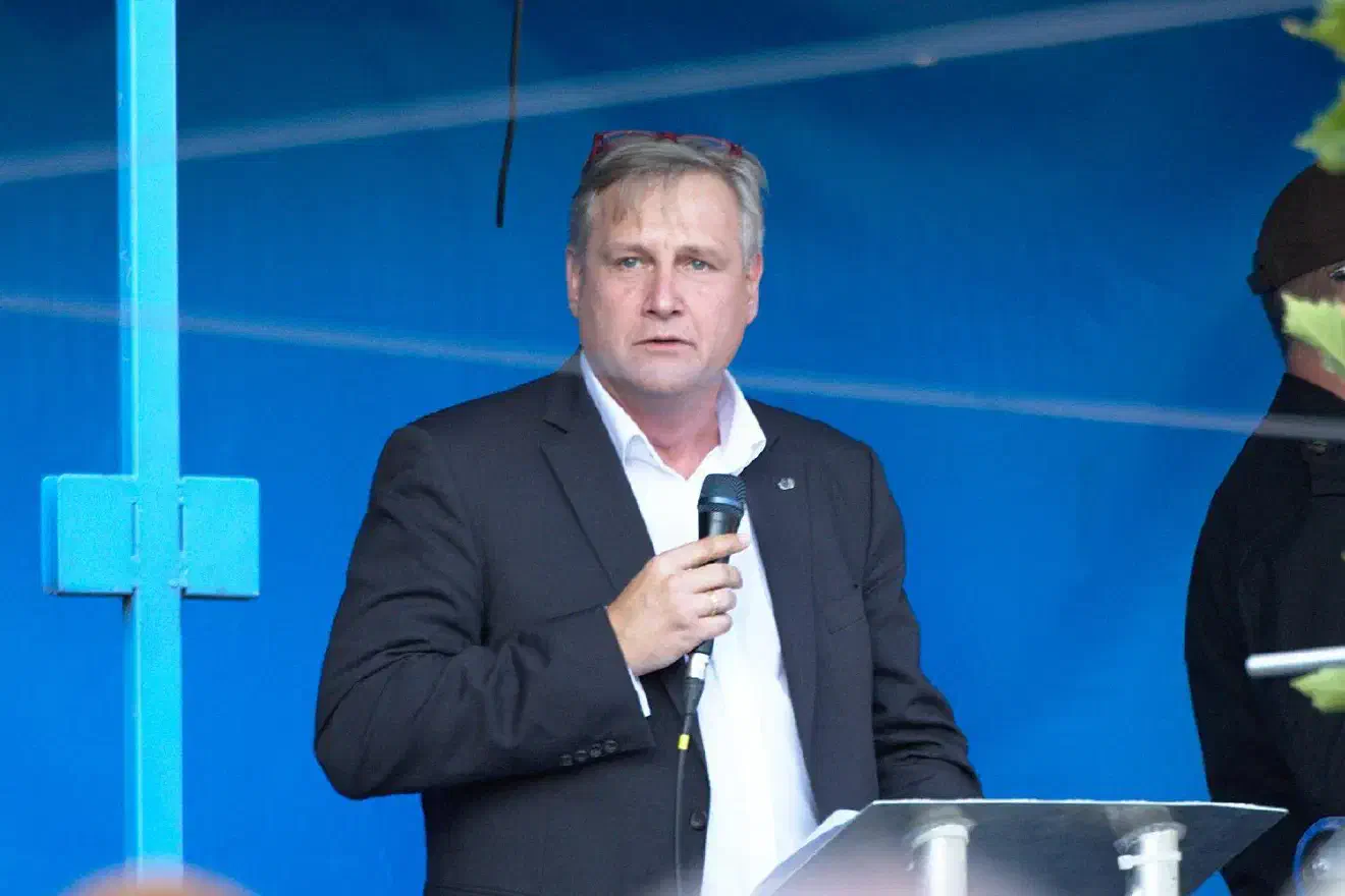 Jens Kestner, Bundestagsabgeordneter der AfD aus Northeim, schrie seine Rede geradezu ins Mikrophon. Er beschwor in seinem Redebeitrag zahlreiche Endzeitenszenarien, bezeichnete Flüchtlingen pauschal als „Verbrecher , Terroristen, Mörder, Vergewaltiger“ und sprach vom „Entarten der Gesellschaft durch Einwanderung“ sowie vom „Entarten der Zivilgesellschaft“ durch den Gegenprotest.