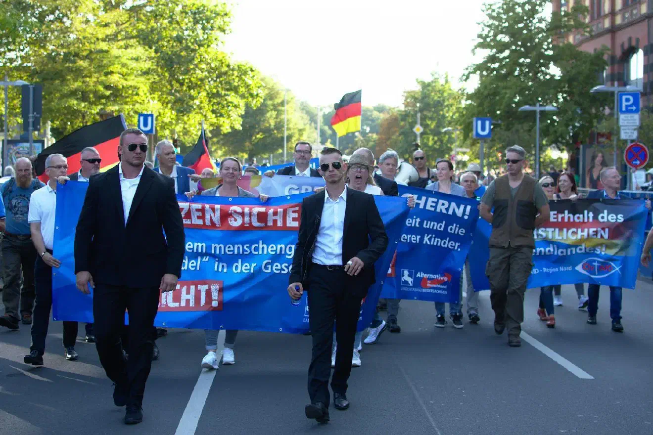 Der Demonstrationszug mit etwa 500 Teilnehmer*innen zog vom Landtag aus durch die Altstadt zum Steintor.