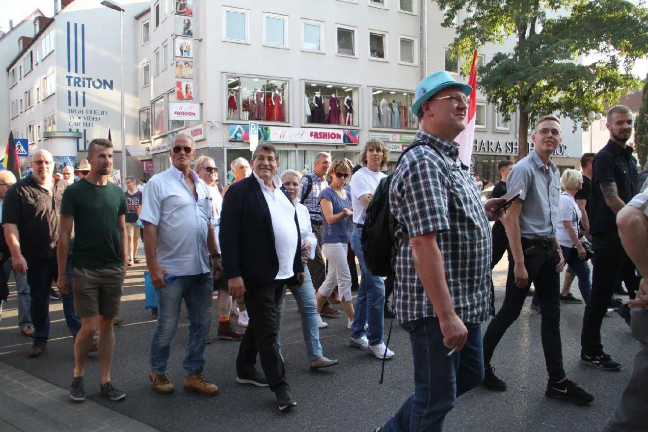Unter den Teilnehmer*innen befand sich auch Doris von Sayn-Wittgenstein, Landesvorsitzende der AfD Schleswig-Holstein. Sayn-Wittgenstein wurde vom Bundesverband der AfD wegen Unterstützung rechter Gruppierungen als Mitglied ausgeschlossen. Ebenso wurde sie aus der Landtagsfraktion ausgeschlossen. Dennoch wählten sie die AfDler*innen in Schleswig-Holstein erneut zur Landesvorsitzenden.