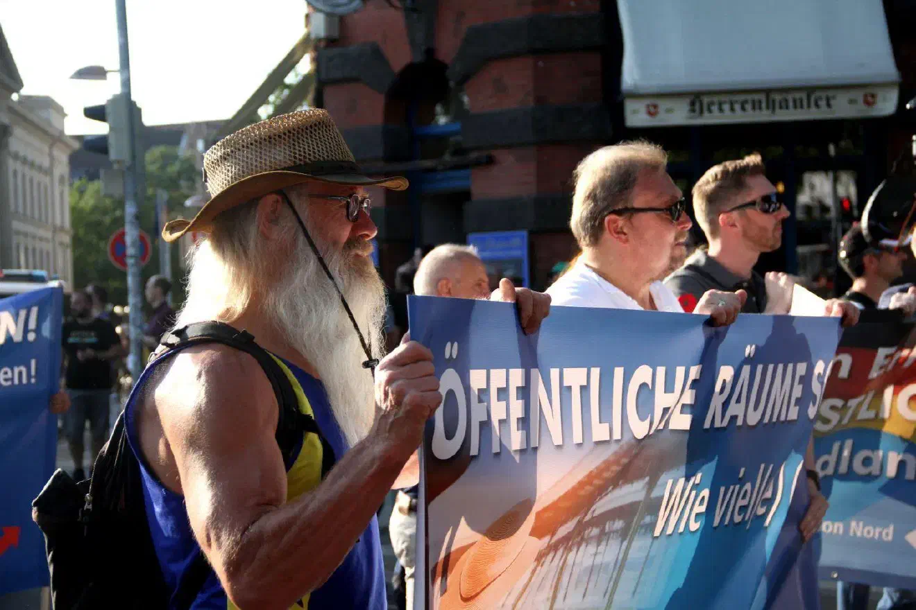 Der 70-jährige russlanddeutsche Lehrer Viktor Kasper aus Hannover (vorn im Bild) hatte viele Jahre Kontakt zur NPD. Kasper wurde als Schärpen- und Fahnenträger bekannt, weil er zu jedem Anlass eine schwarz-rot-goldene Schärpe oder Fahne schwenkte. Er war der erste bekannte Fall, in dem die neu gegründete AfD ein Parteiauschlussverfahren wegen der Nähe zum Rechtsextremismus anstrebte.