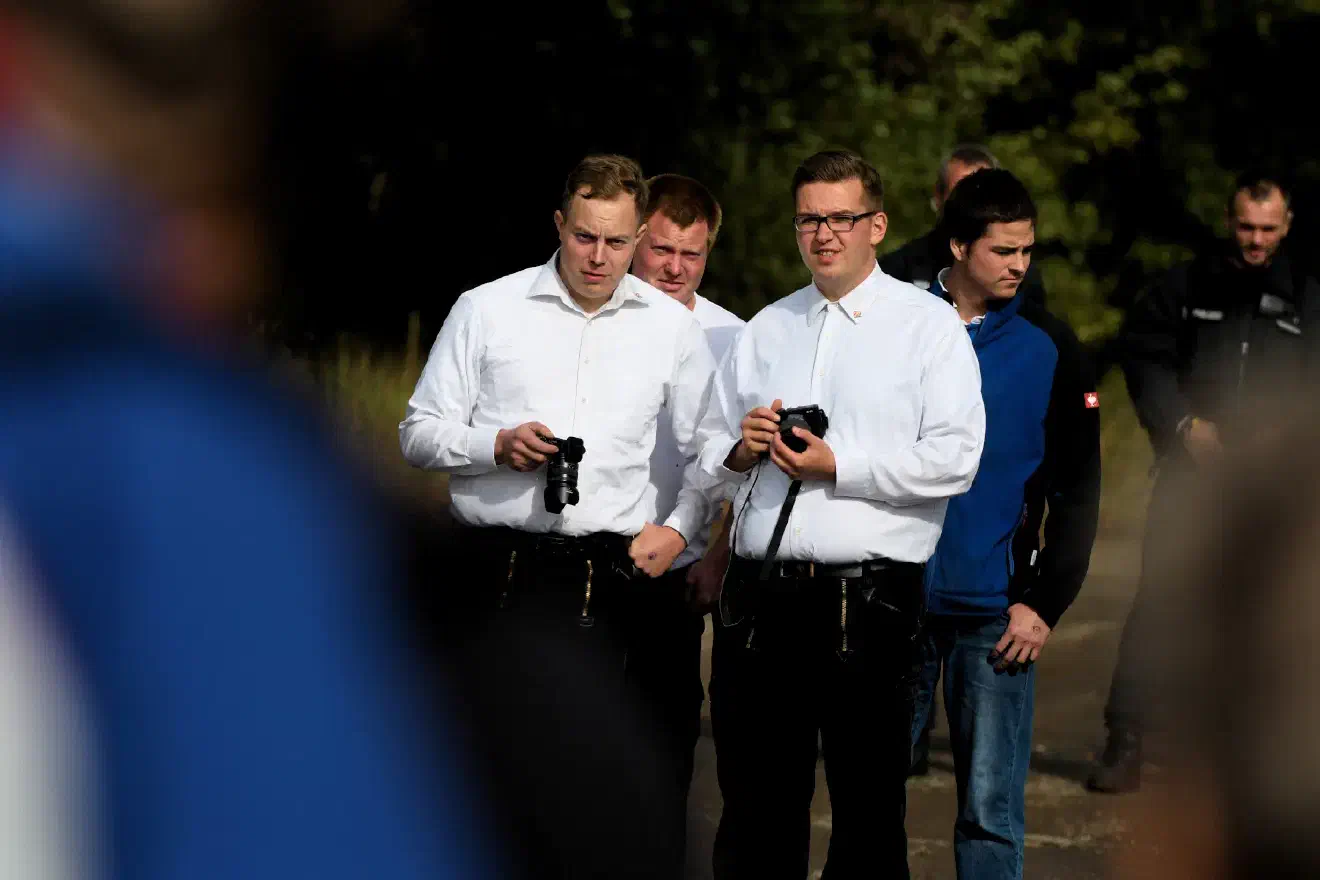 Das Gelände wurde zuletzt vor allem durch die NPD-Niedersachsen und ihre Jugendorganisation "Junge Nationalisten" (JN) für Sonnenwendfeiern, Rechtsrockkonzerte und NPD-Landesparteitage genutzt. Hier im Bild Aktivisten der JN-Niedersachsen auf der Zufahrtsstraße zum "Hof Nahtz". Unter ihnen auch der derzeitige JN-Landesvorsitzende Sebastian Weigler (3te Person von Links)
