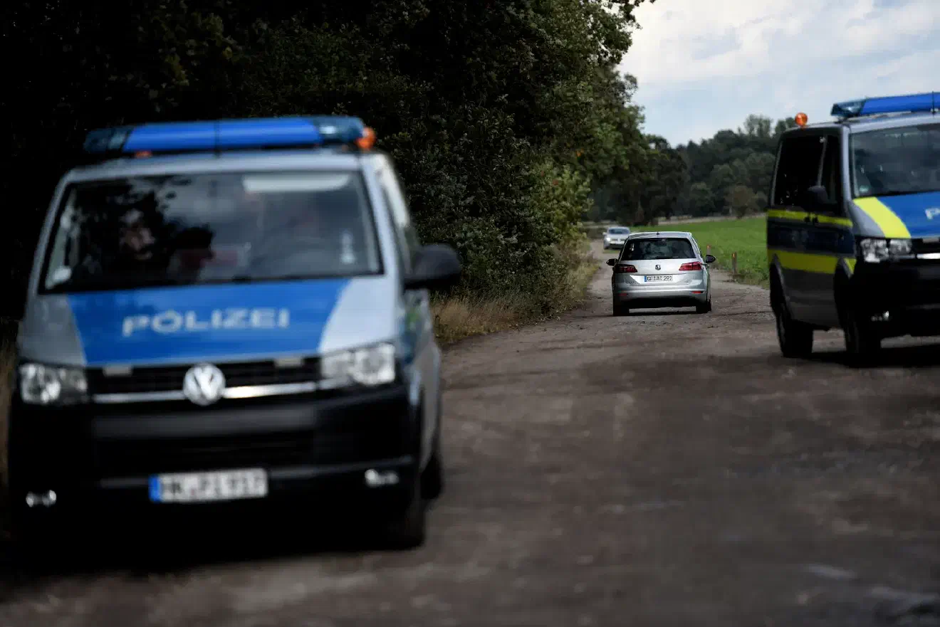 Immer wieder kam es in diesem Zusammenhang auch zu gewalttätigen Übergriffen von Neonazis auf Beobachter*innen die sich dem Gelände näherten.