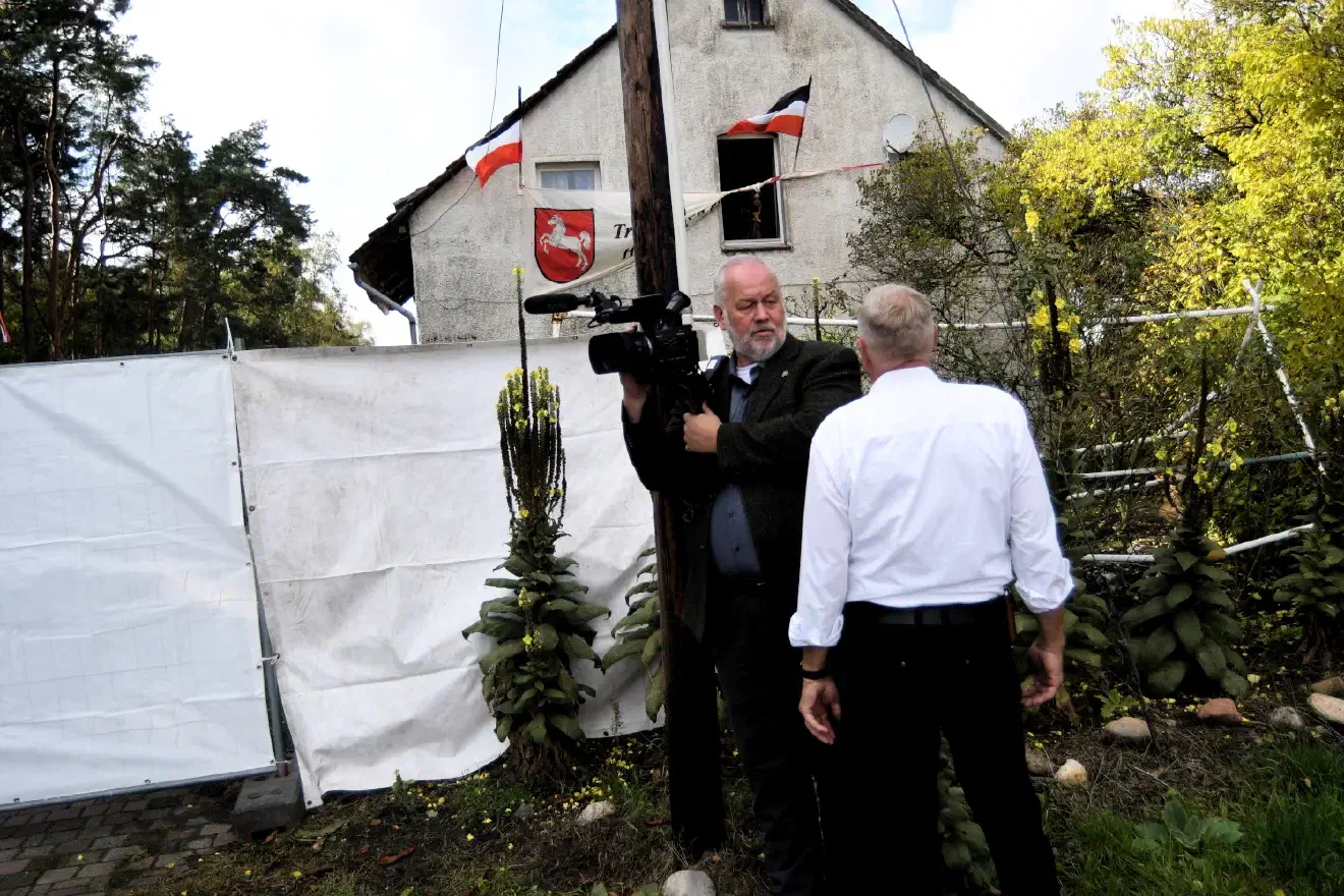 Gemeinsam mit JN-Aktivisten oblag es Börm im September 2019 Pressevertreter*innen vom Geländekomplex abzuschirmn. Hier im Bild mit dem derzeitigen Landesvorsitzenden der NPD-Niedersachsen Manfred Dammann.