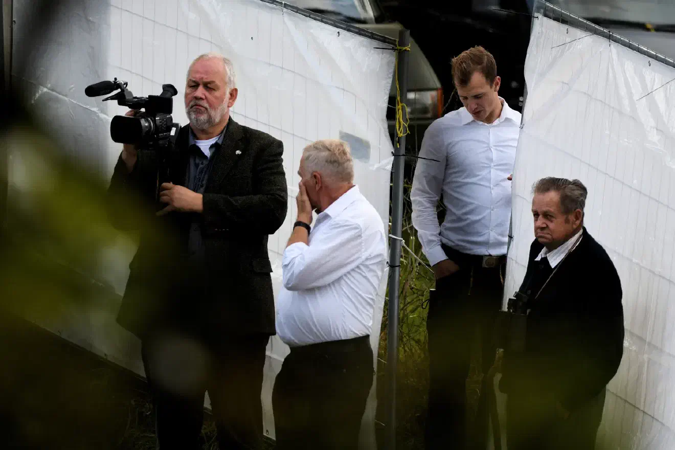 Manfred Dammann, hier links im Bild, ist neben seiner Parteitätigkeit, Verantwortlicher des sogenanten "Nordland-TV" - einem neonazistischen Videoportal, das auch immer wieder Holocaustleugner*innen ein Forum bietet.