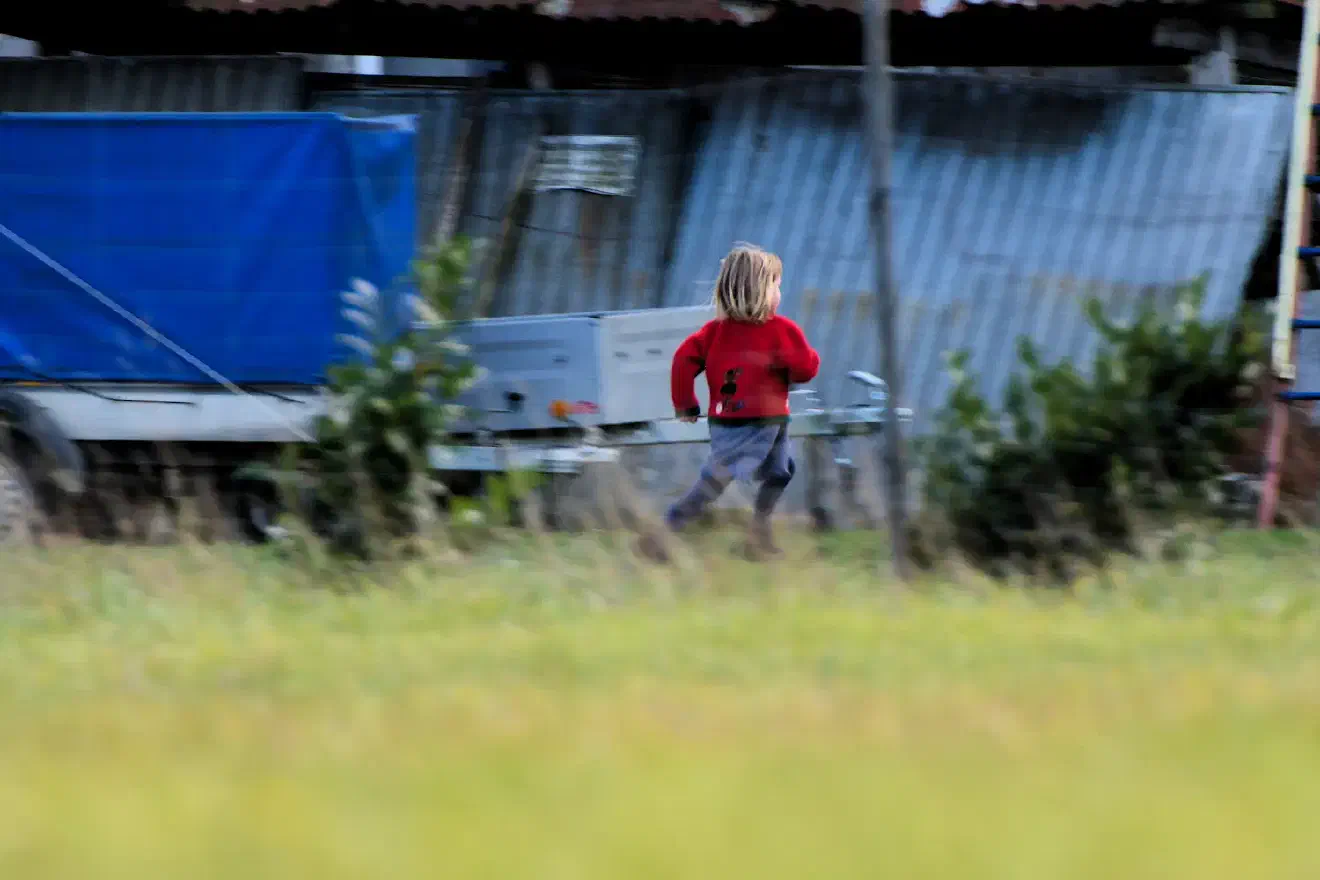 Die Anwesenheit von Kleinkindern gehört auf dem "Hof Nahtz" inzwischen zum gewohntem Bild. Neonazis können hier nahezu ungestört an der Etablierung eines geschlossenen neonazistischen Weltbildes arbeiten und dieses an ihren Nachwuchs vermitteln.