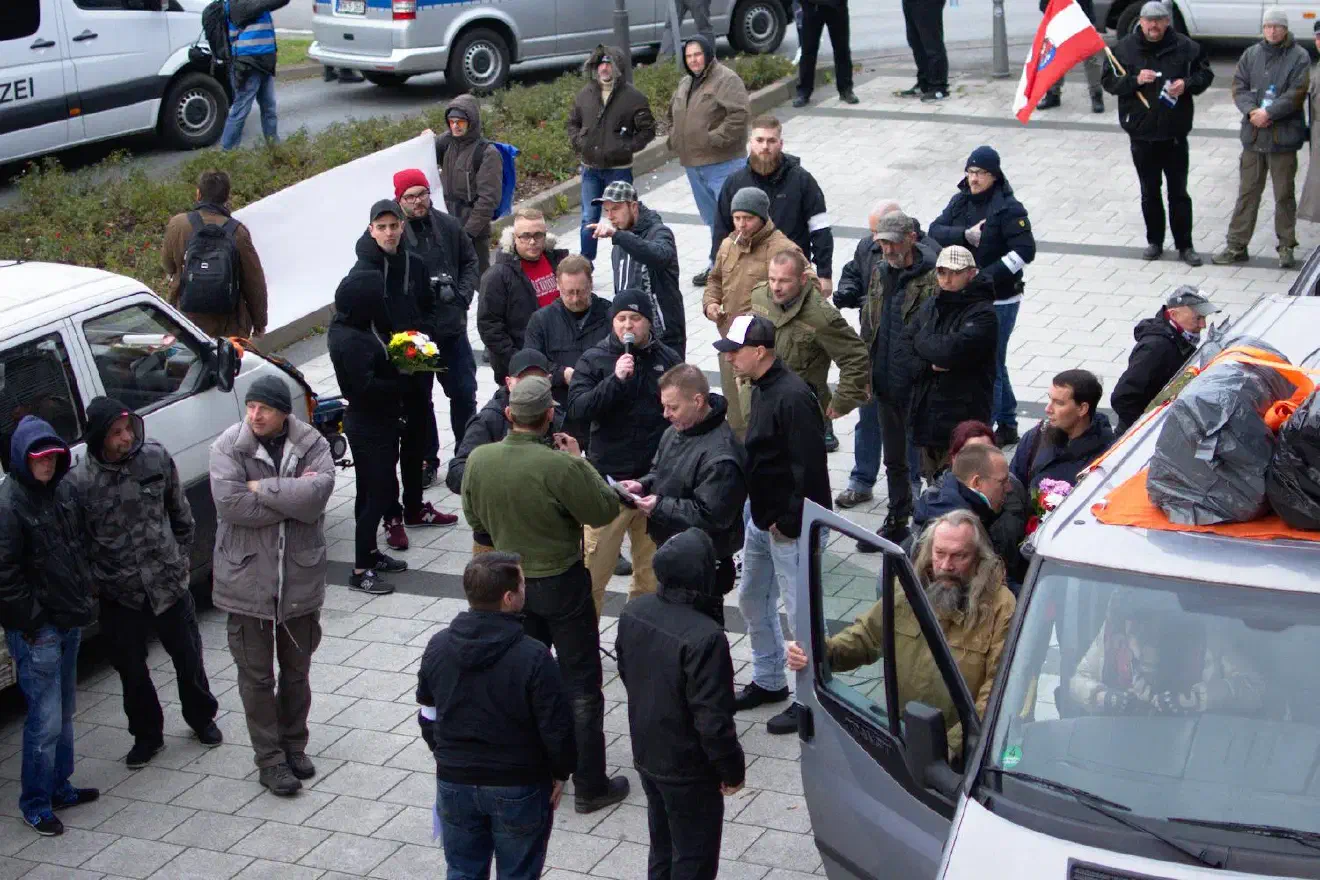 Maßgeblich organisiert wurde die Versammlung von nordrhein-westfälischen Strukturen der Kleinstpartei „Die Rechte“. Als Versammlungsleiter fungierte der Dortmunder Neonazi Michael Brück, der hier die Auflagen der Versammlungsbehörte verliest.
