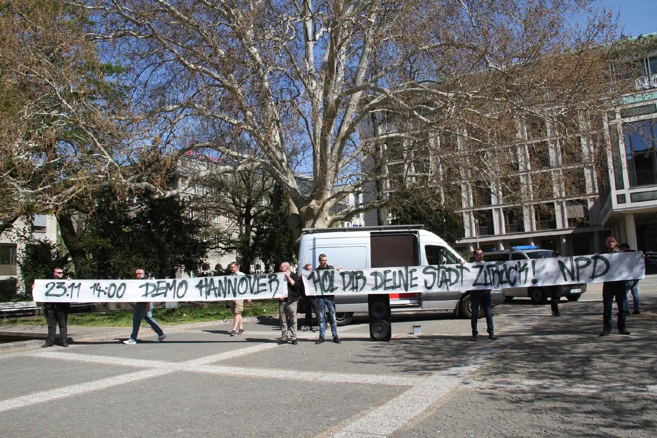 Diese Demonstration wurde bereits bei einer NPD-Wahlkampfkundgebung im April unter dem Motto angekündigt: „Hol dir deine Stadt zurück!“  - angesichts der Tatsache, dass zu dieser Kundgebung  keine Teilnehmer*innen aus Hannover kamen, ein etwas ambitioniertes Projekt.