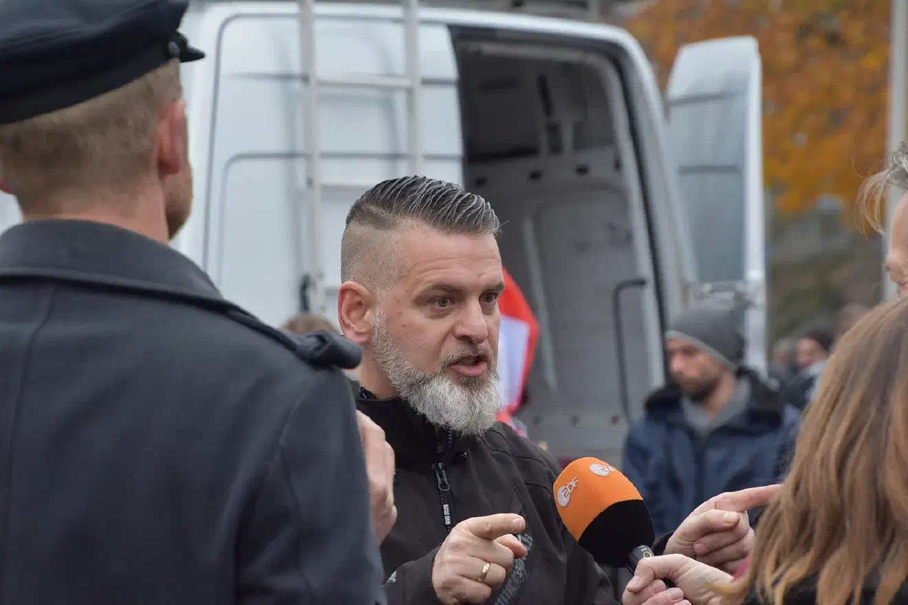 Heise, Mitglied des NPD-Bundesvorstandes, war aufgrund vorangegangener Äußerungen für diesen Tag von der Polizei mit einem Redeverbot belegt worden. Ein von der Polizei ausgesprochenes Verbot der gesamten Demonstration wurde vom Verwaltungsgericht gekippt.