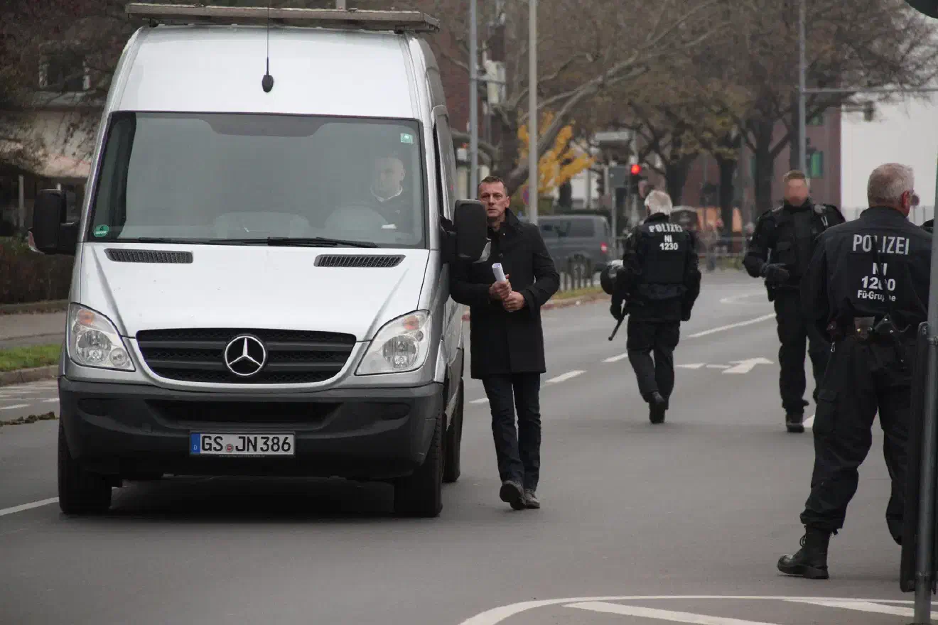 Anmelder der Demonstration war Carsten Dicty (NPD)aus Goslar, der abseits des Landesverbandes agiert. Das führt immer wieder dazu, dass seine Veranstaltungen – wie auch hier in Hannover – keinerlei Unterstützung durch den Landesvorstand  oder andere NPD-Mitglieder erhalten.