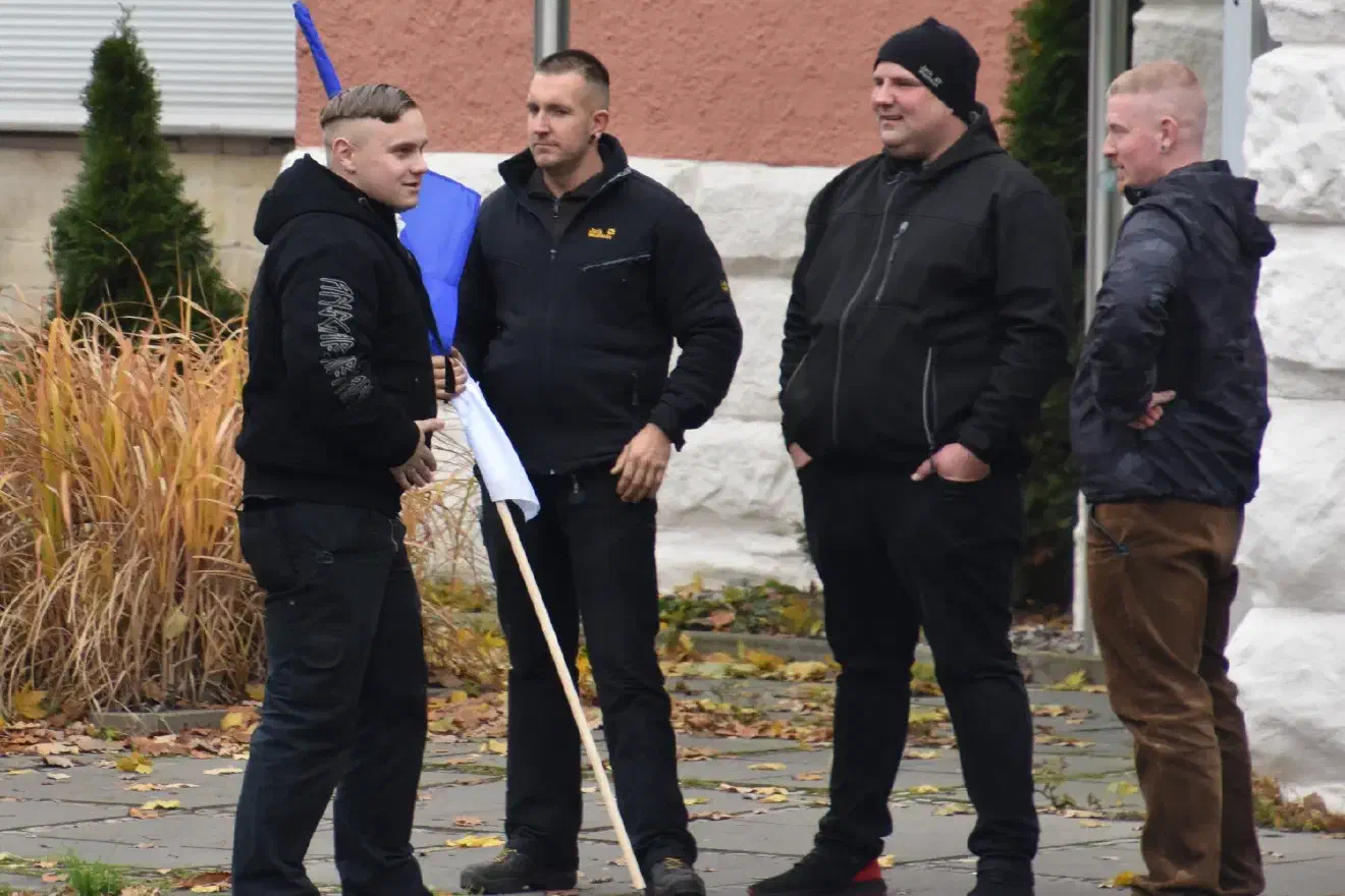 Die Versammlungsleitung hatte Joost Nolte inne. Nolte, der bis zum Jahresende 2017 dem „Kollektiv Nordharz“ angehörte und im Jahr 2018 ohne großen Erfolg versuchte einen Ableger der Partei „Die Rechte“ in Südniedersachsen aufzubauen, versucht nun sein Glück bei den Jungen Nationalisten. Wie auf der Demonstration zu sehen war, sind ihm aber nur wenige seiner ehemaligen Kameraden auf diesem Zickzackkurs gefolgt.