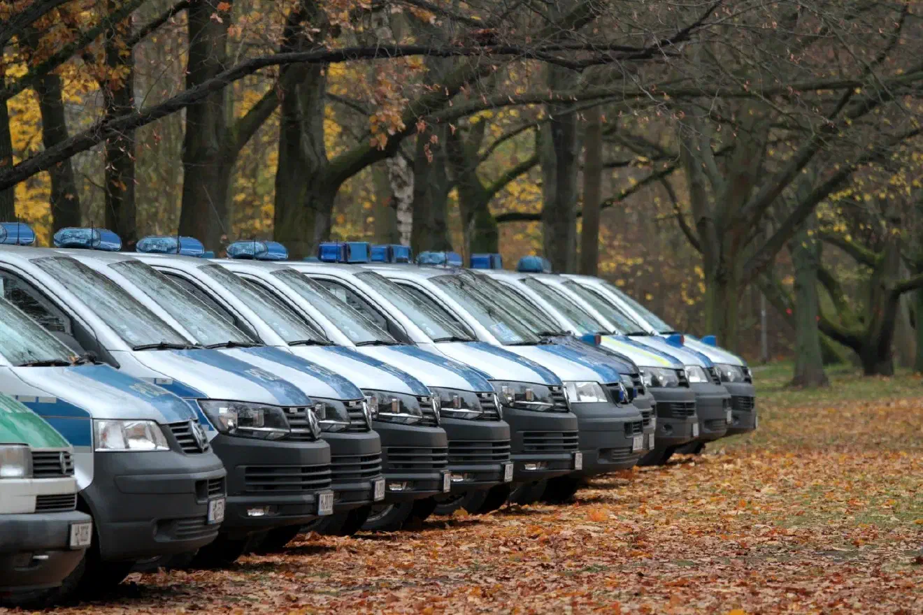 Bereits am Auftaktort der Demonstration, dem Bismarckbahnhof, fiel das enorme
Polizeiaufgebot ins Auge. Neben zahlreichen Einsatzgruppen der Polizei waren 2 Reiterstaffeln, eine größere Anzahl Polizeihunde, Hubschrauber, mehrere Wasserwerfer , ein Räumpanzer und , später auf dem Maschsee, sogar ein Polizeiboot im Einsatz, ...
