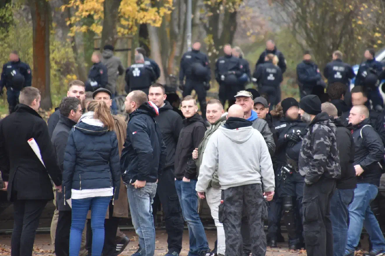 Ohne diese Unterstützung wäre die Teilnehmerzahl vermutlich im unteren zweistelligen Beriech geblieben, folgten  doch nur wenige  Mitglieder der JN dem Aufruf nach Hannover.  Neben dem Landesvorsitzenden Sebastian Weigler  waren nur einige wenige JN-ler*innen aus Braunschweig, Hildesheim und Brackel vor Ort.